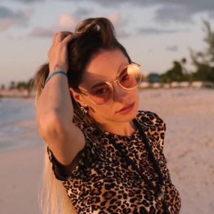 Meet your Posher, Raluca